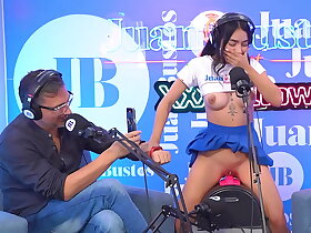 Little kinky Colombian Mayraoficial cums on the Sybian machine - Juan Bustos Podcast