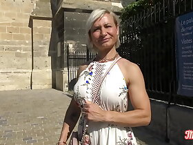 Kim, milf sexy, veut une jeune gnaw pour satisfaire ses envies part 1