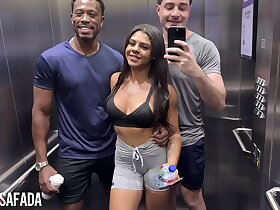 Nosso novo personal trainer  muito atencioso. deu uma aula de como foder a esposa após o treino.