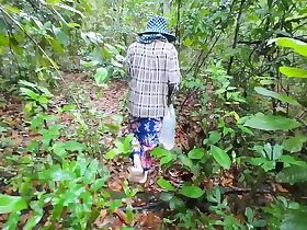 สาวไทยเดินเล่นในป่าแวะเย็ดกัน ก่อนไปเก็บเห็ด เสียงไทย4K