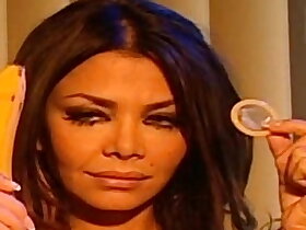 Deutsche MILF Kader Loth strippt fuer dich als Sex Agentin