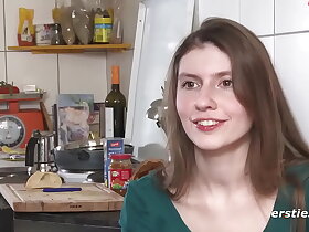 Münchnerin ist zu Besuch in Berlin und masturbiert