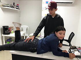 MI HERMOSA VECINA MIRO A VERME MI GRAN PENE LE DIERON GANAS DE TOCARMELO