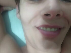 Casada madura tirando a virgindade do novinho e fica gemendo de prazer vendo ele encher sua buceta de porra