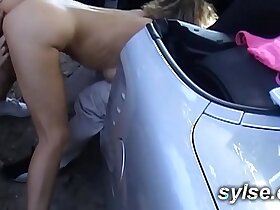 french milfs : 2 autostopeuses avec le puceau et partouze au tennis