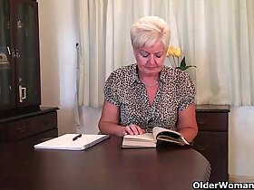 Chubby granny in stockings plays toute seule in encompassing MO vibrator